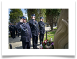 Zoenie zniczy i kwiatw pod pomnikiem ku pamici straakw OSP Krocienko Wyne (na zdjciu od lewej: Stanisaw Pelczar, Zbigniew Liput, Jan Kunar),