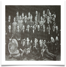 Orkiestra dęta OSP Krościenko Wyżne 1927 r.   Leżą (od lewej) Stanisław Pelczar, NN, Michał Pelczar, Bronisław Kmonk,   I rząd (Stanisław Lorens, Władysław Żywiec, Józef Pelczar, Franciszek Kmonk, NN, Jan Bargiel (kapelmistrz), Stanisław Patla, Franciszek Żywiec   II rząd: Władysław Fejkiel, Stanisław Pelczar, NN, NN, NN, Władysław Filar, Antoni Patla, Bartłomiej Marszałek, NN,     III rząd: NN, Stanisław Szmyd, Jan Adamik, Franciszek Habrat, Franciszek Przybyła, Stanisław Filar